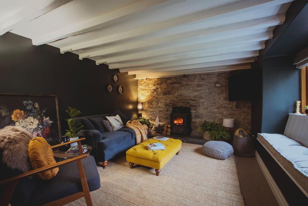 River Cottage, A Luxurious And Cosy Riverside Cottage For Two Уэлшпул Экстерьер фото