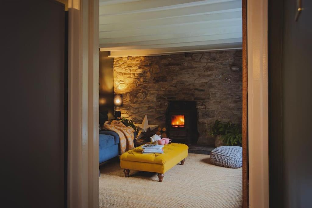 River Cottage, A Luxurious And Cosy Riverside Cottage For Two Уэлшпул Экстерьер фото