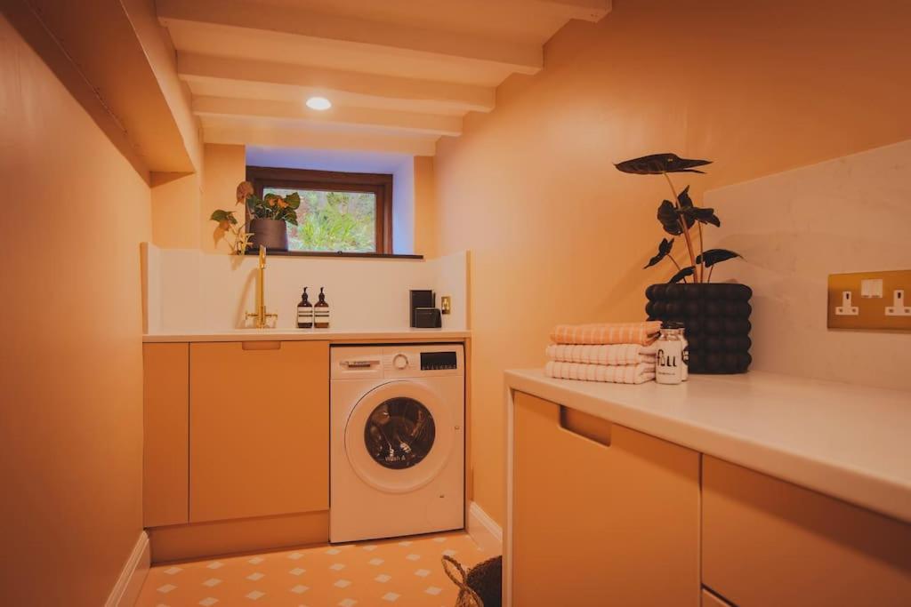 River Cottage, A Luxurious And Cosy Riverside Cottage For Two Уэлшпул Экстерьер фото