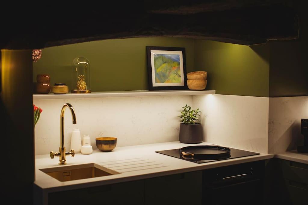 River Cottage, A Luxurious And Cosy Riverside Cottage For Two Уэлшпул Экстерьер фото