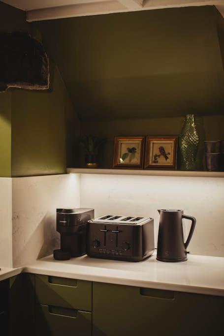 River Cottage, A Luxurious And Cosy Riverside Cottage For Two Уэлшпул Экстерьер фото