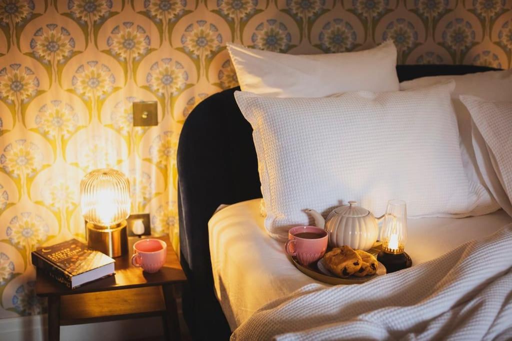 River Cottage, A Luxurious And Cosy Riverside Cottage For Two Уэлшпул Экстерьер фото