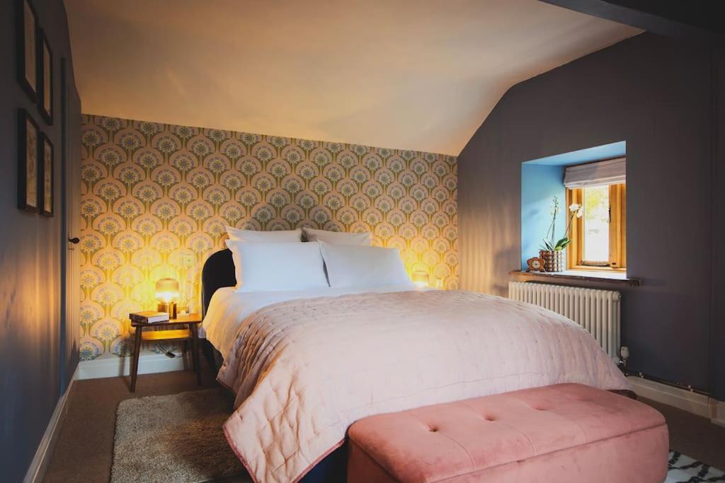 River Cottage, A Luxurious And Cosy Riverside Cottage For Two Уэлшпул Экстерьер фото