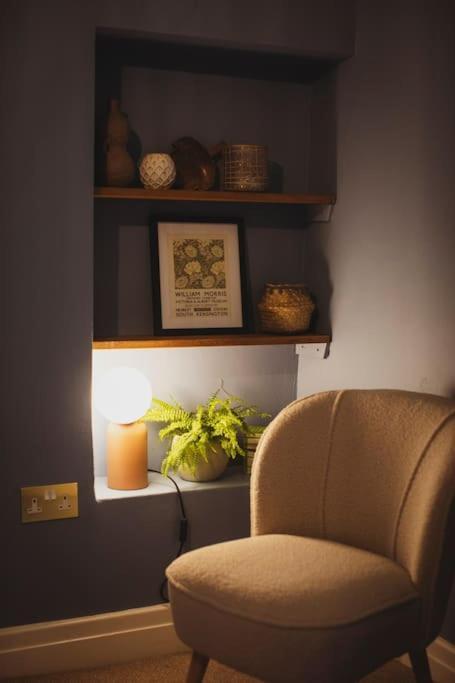 River Cottage, A Luxurious And Cosy Riverside Cottage For Two Уэлшпул Экстерьер фото