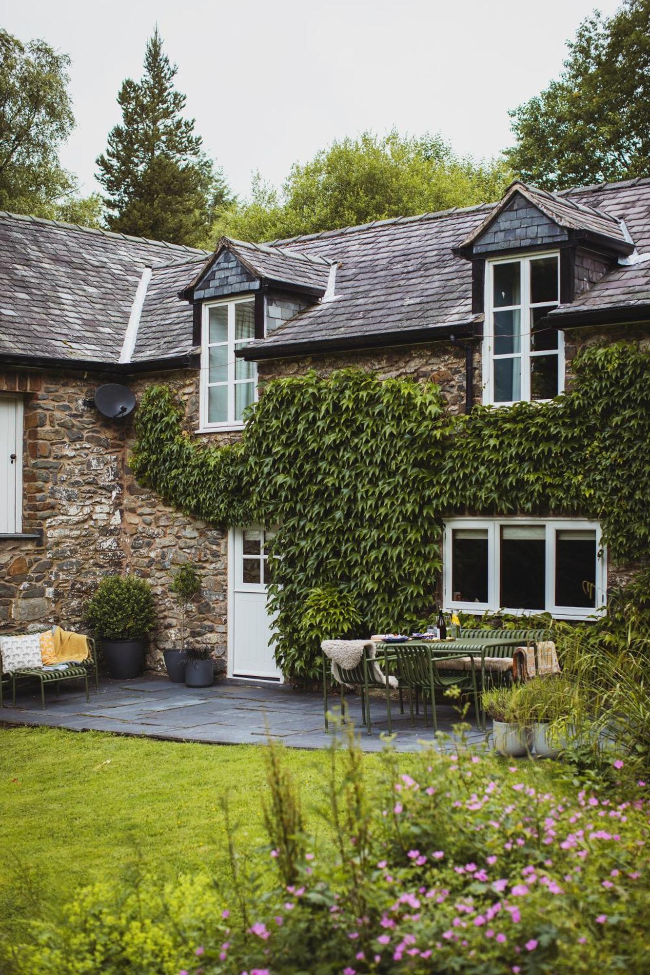 River Cottage, A Luxurious And Cosy Riverside Cottage For Two Уэлшпул Экстерьер фото