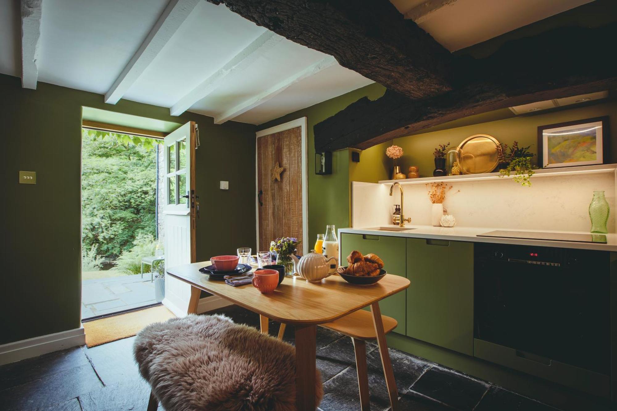 River Cottage, A Luxurious And Cosy Riverside Cottage For Two Уэлшпул Экстерьер фото